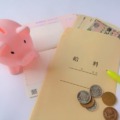 豚の貯金箱と給料袋